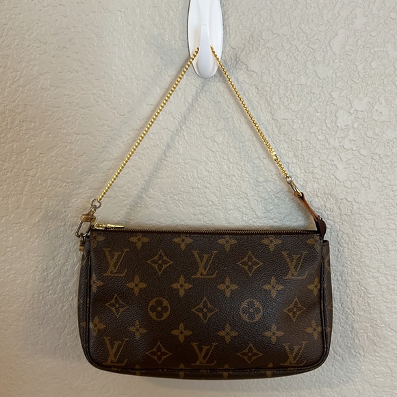 LOUIS VUITTON AUTHENTIC POUCHETTE - Picture 1 of 7